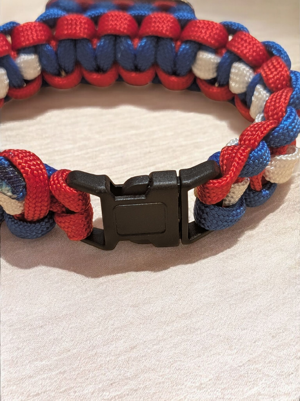 Paracord Bracelet w/ USA Flag Pendant.