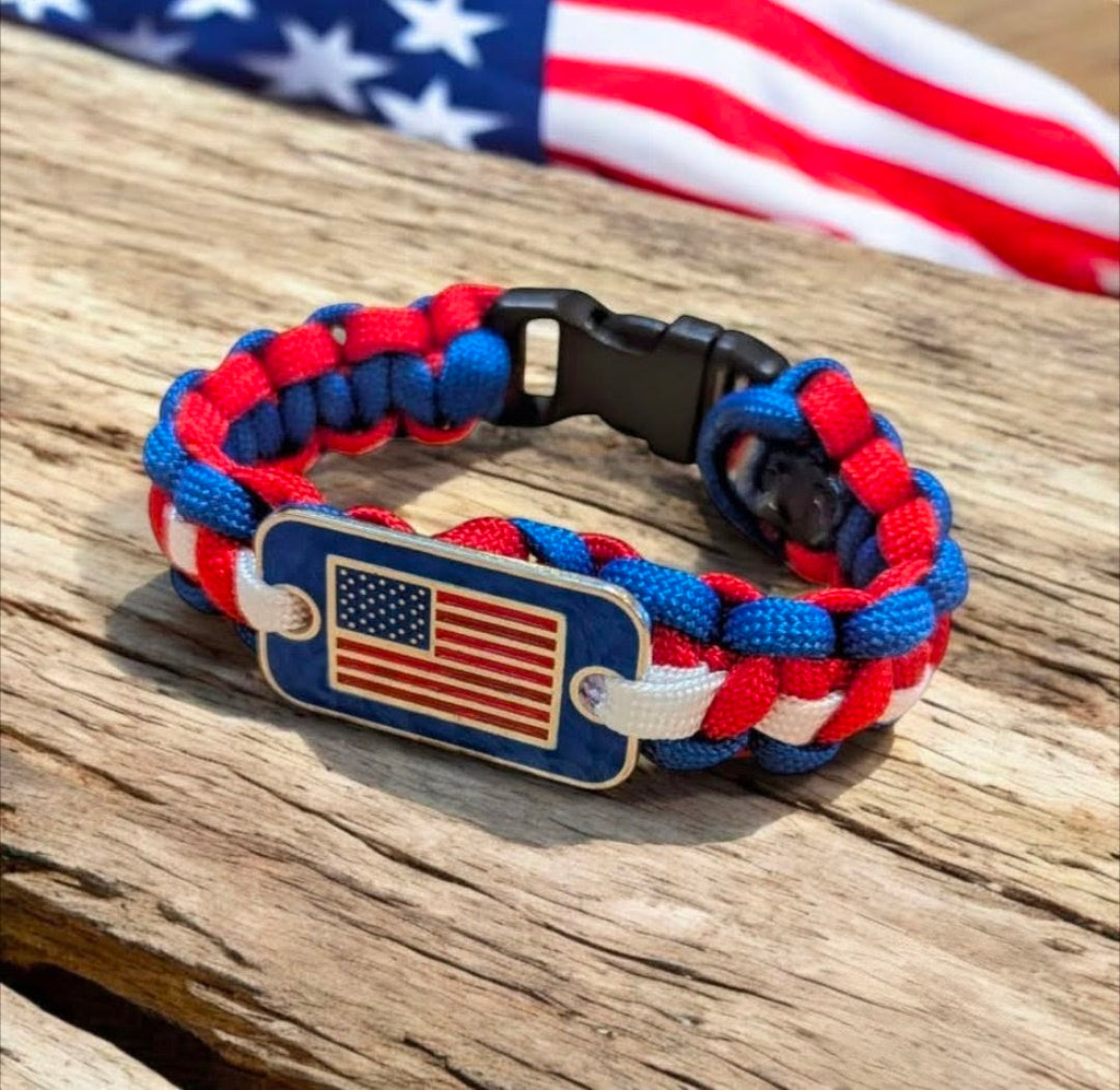 Paracord Bracelet w/ USA Flag Pendant.