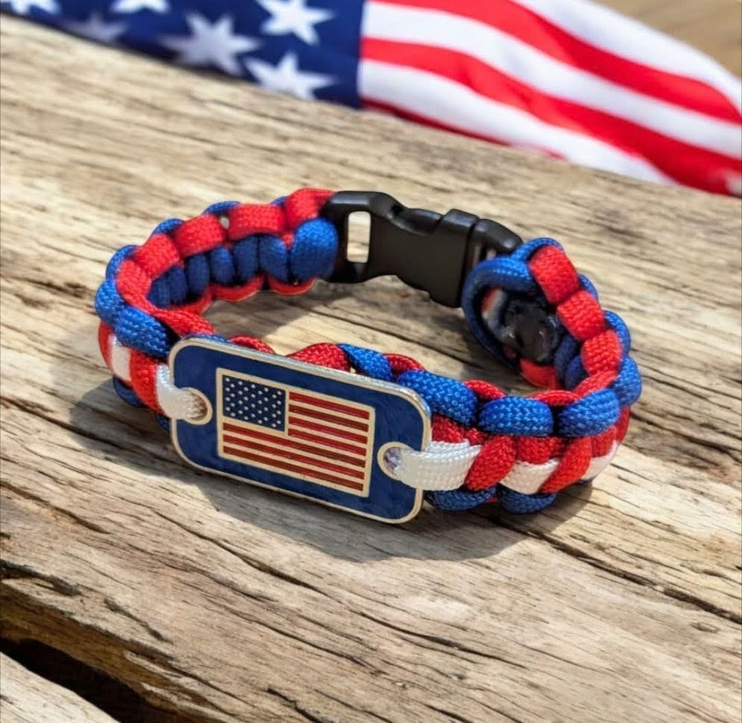 Paracord Bracelet w/ USA Flag Pendant.